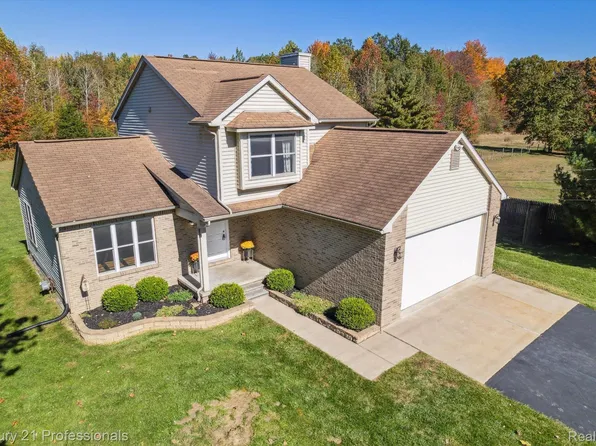 8000 Oakville Waltz Rd, Belleville, MI 48111