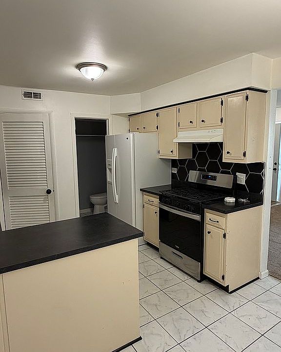 1st image of 1305 Kingsbury Dr Unit E