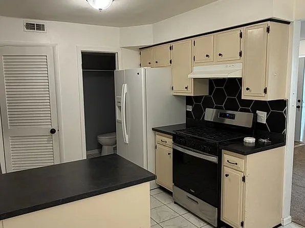 1305 Kingsbury Dr Unit E, Hanover Park, IL 60133