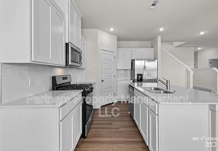 289 S Neon Ave — Photo 4