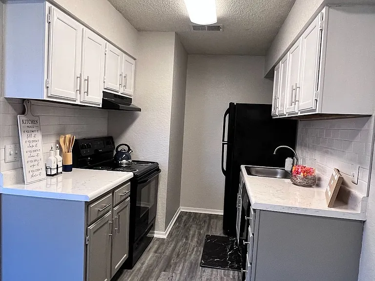 Hickory Grove Apartments — Photo 16