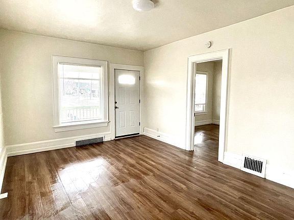 4th image of 875 Shawano Ave #875