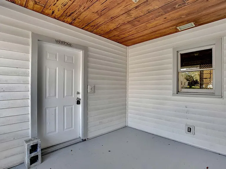 1281 Lakeview Dr — Photo 2