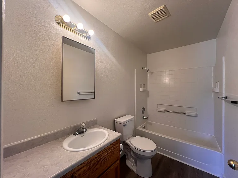 Cedar Apartments — Photo 12