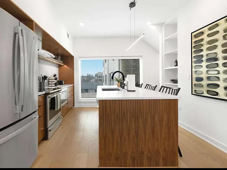 406 SE G St — Photo 4