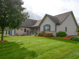 W267S8555 Rustic View Ln, Mukwonago, WI 53149