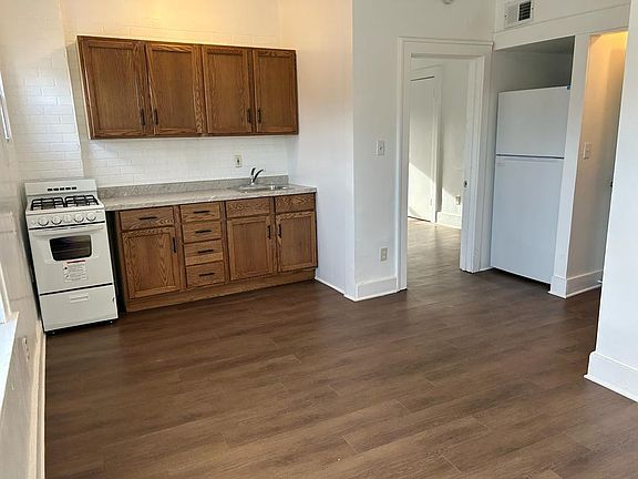 2nd image of 32 Hall St SE #4