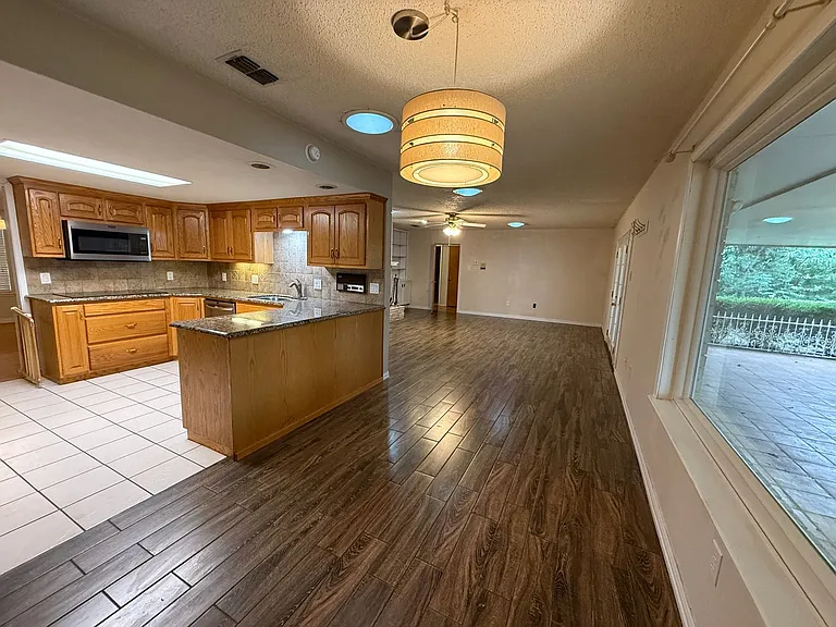 1401 Hillcrest Dr — Photo 10