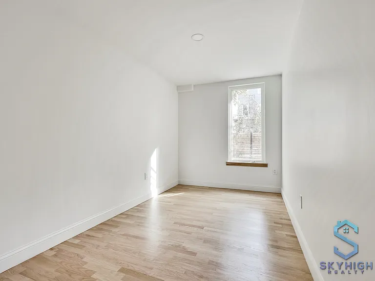 594 Van Buren St #1B — Photo 9