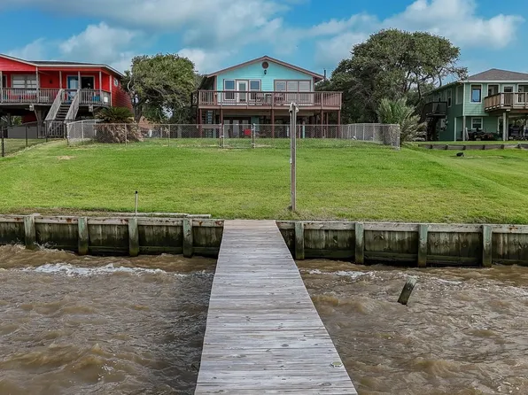 2116 W Bayshore Dr, Palacios, TX 77465