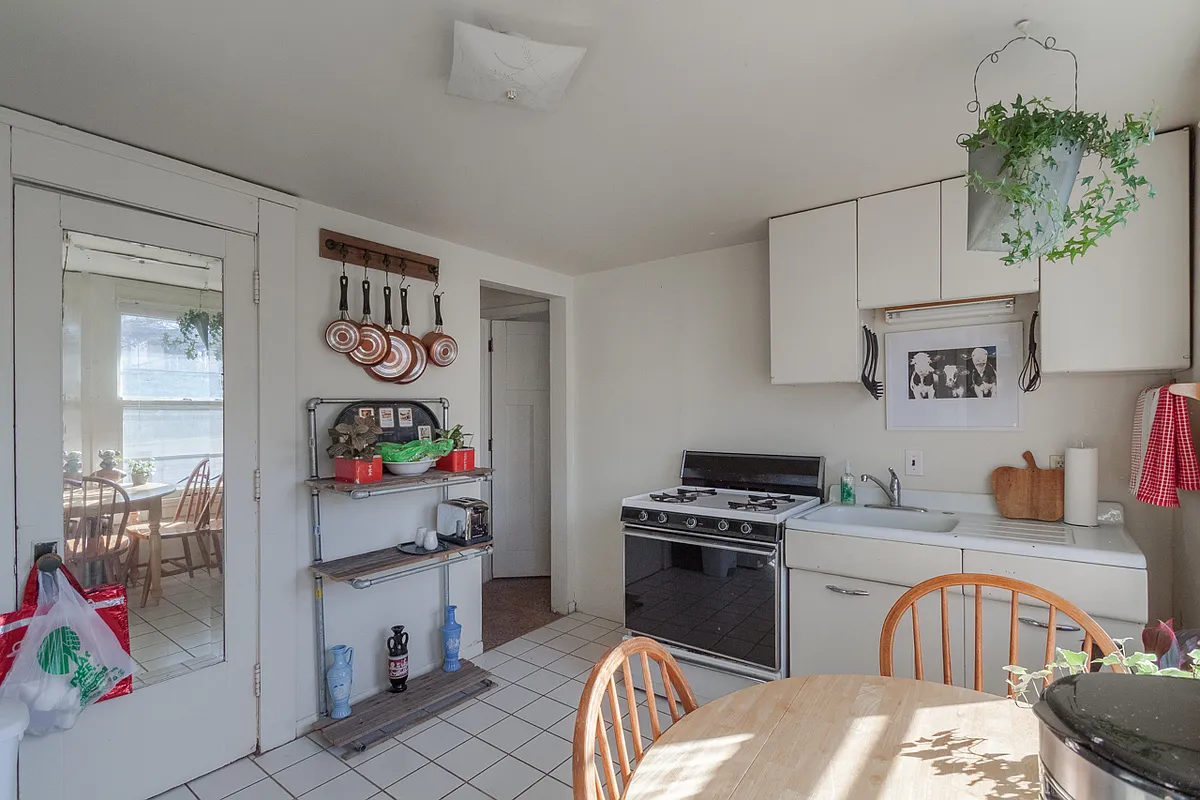 Building Photo - 146 E Gorham St #3R