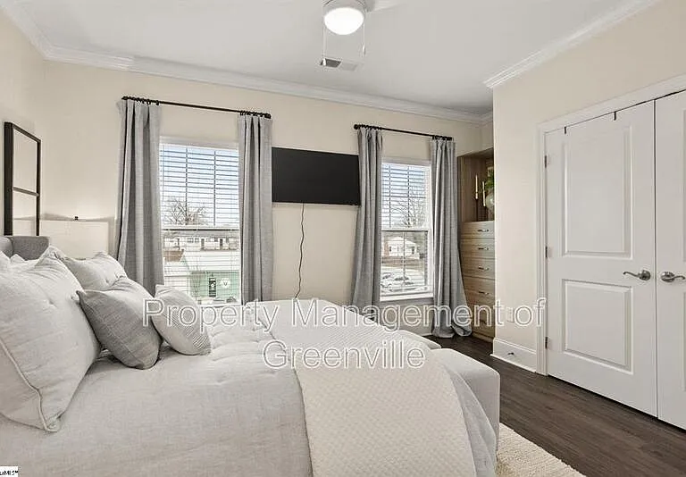 1505 E North St #2101 — Photo 3