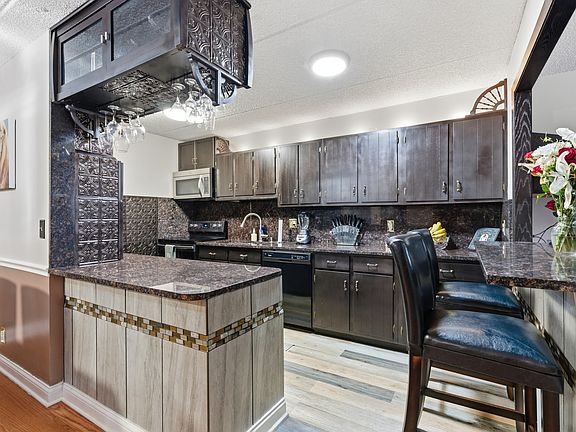 4th image of 1060 N Farnsworth Ave APT 1105