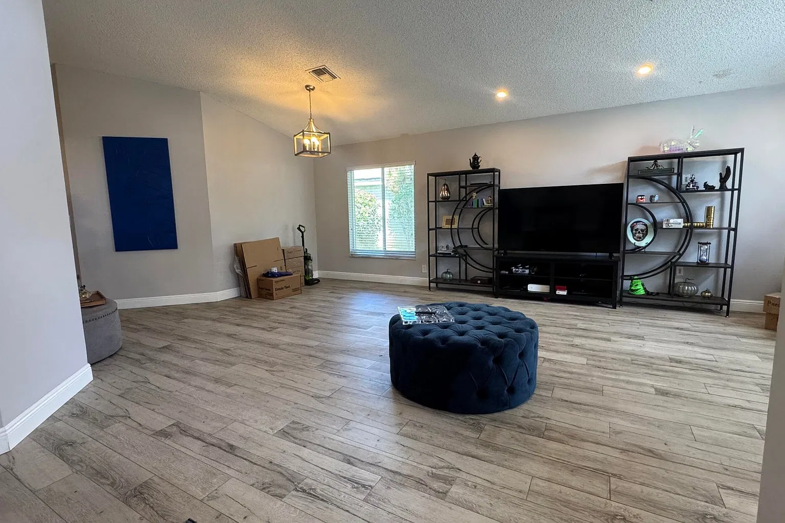 3 bed, 2.0 bath, 1716 sqft, $3,900 — Photo 2