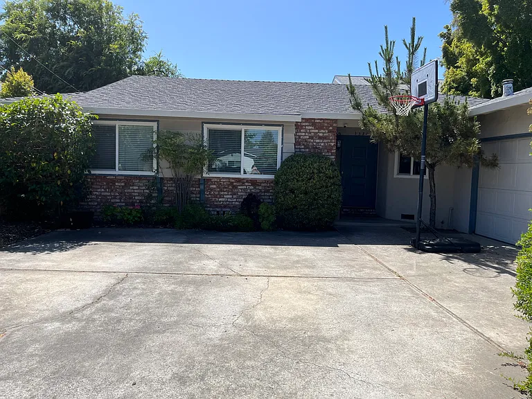 1371 Johnson Ave — Photo 2