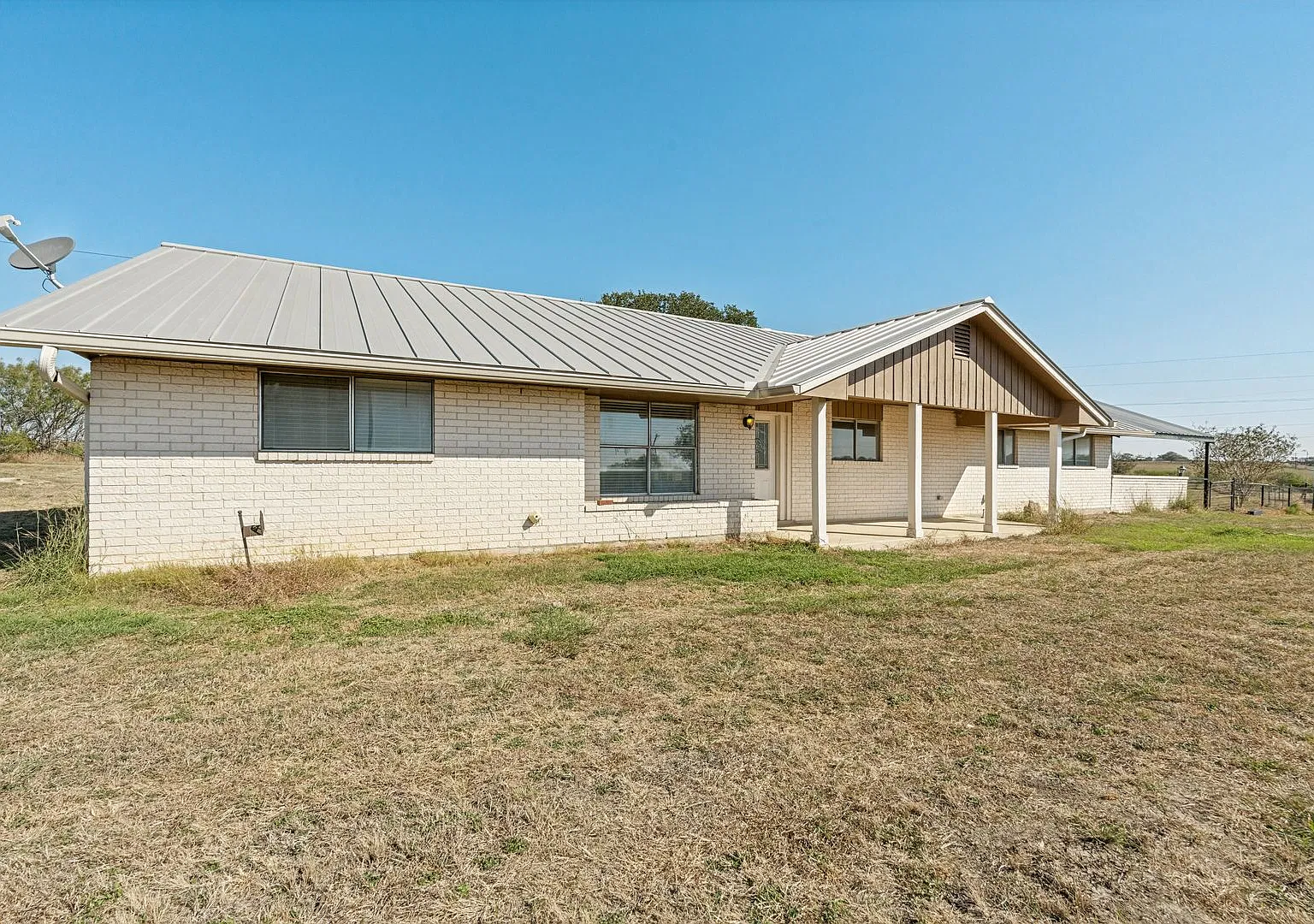 Beautiful 3 Bedroom/2baths Country Living Home In Seguin! — Photo 1