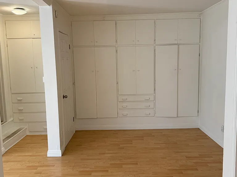 Living Room towards closets_(West)