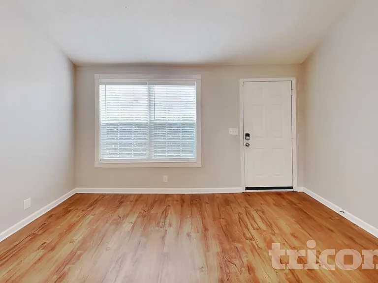 1258 Tiree Dr — Photo 2