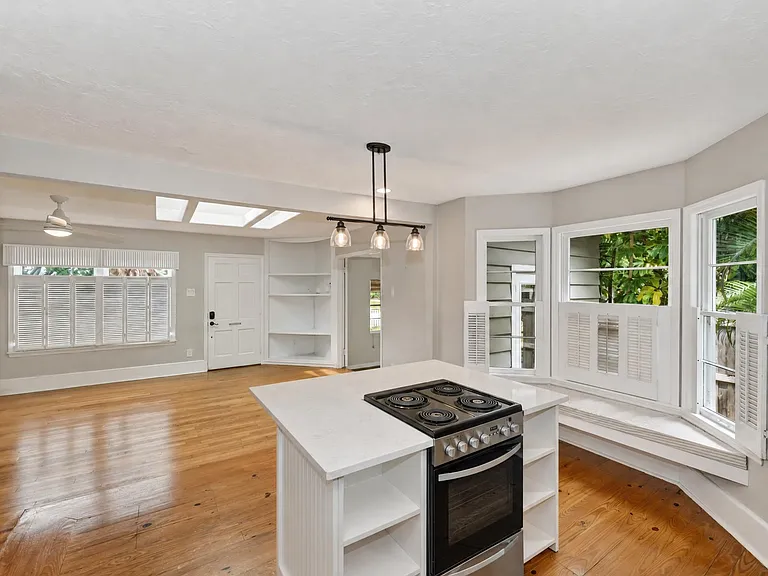 1010 Virginia Dr — Photo 9