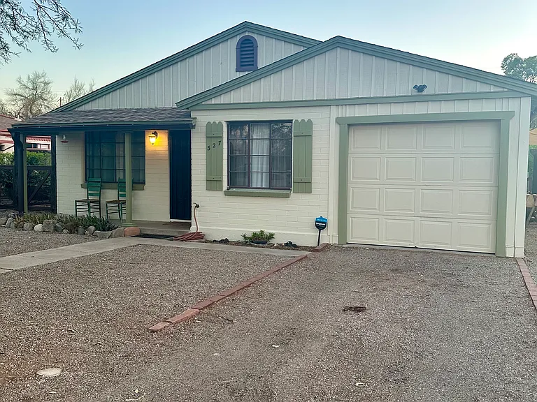 327 N Desert Stra — Photo 1