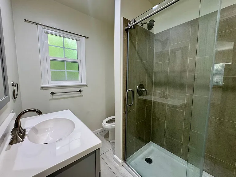 810 E Chestnut St #A — Photo 10