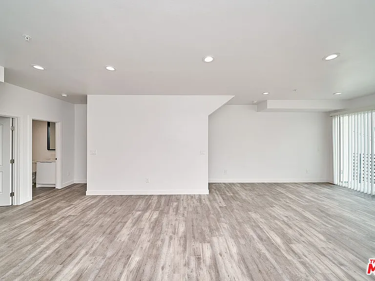 601 1/2 W 41st Pl — Photo 9