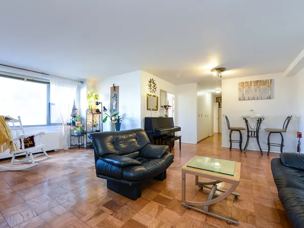 61-20 Grand Central Pkw image 8 of 24