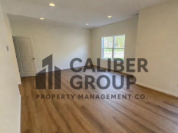 2113 W 8th St, Waterloo, IA 50702