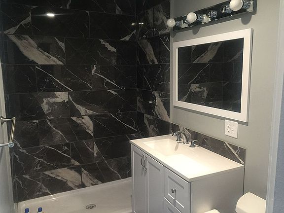 Full bath / walk-in shower