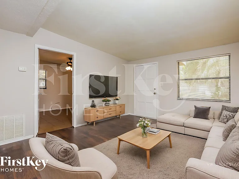 1030 Maxey Dr — Photo 3