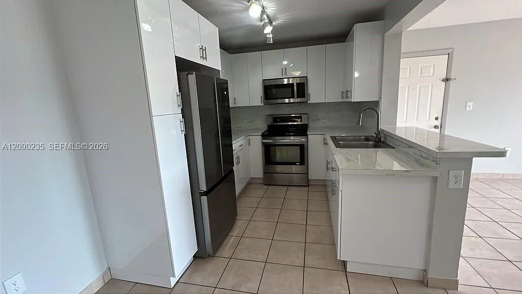 Palms Of Pembroke Condo — Photo 1