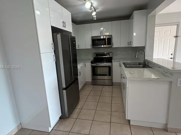200 Palm Cir W APT 104, Hollywood, FL 33025