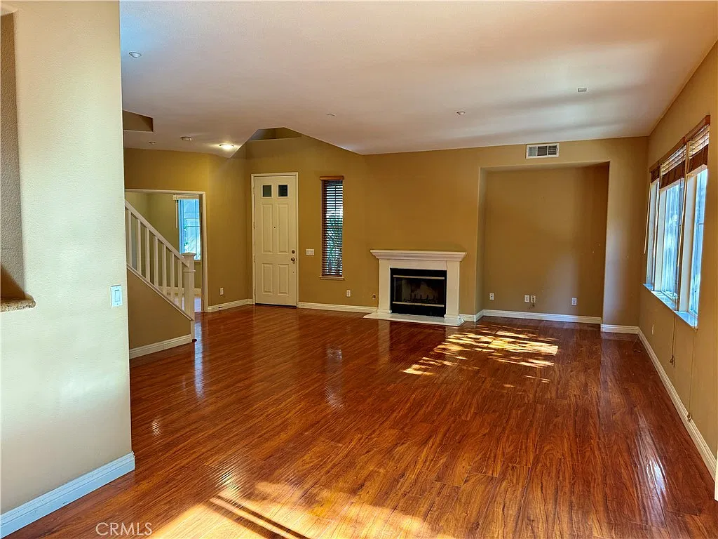 4 bed, 2004 sqft, $4,600 — Photo 2