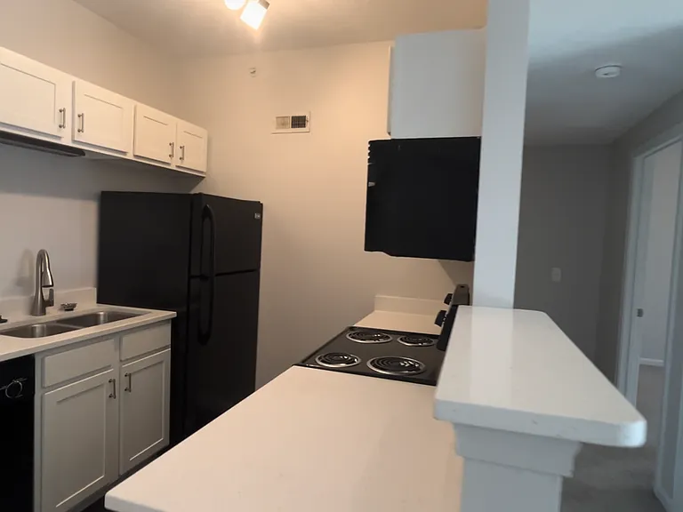 425 Lazelle Rd #303 — Photo 3