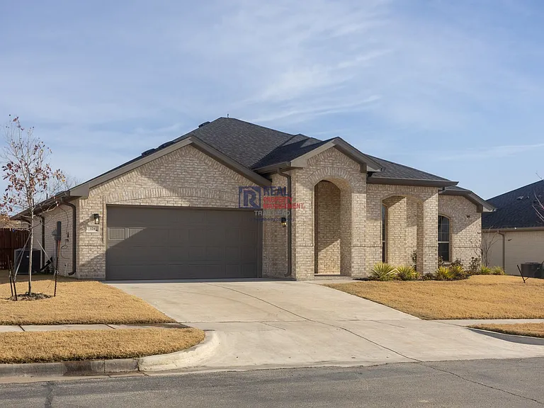 124 Mesa Dr — Photo 2