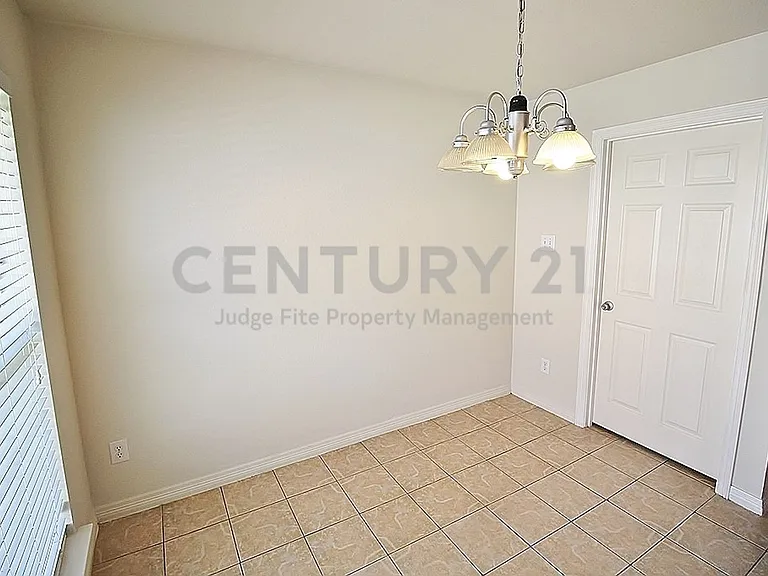 809 Foxwood Ln — Photo 9
