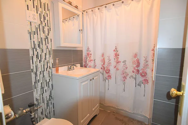 Rented by Zuz Realty | media 13