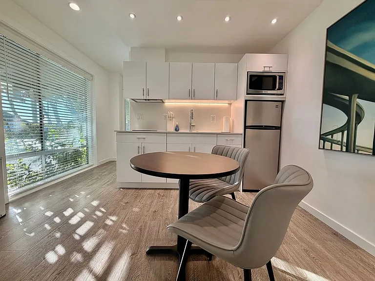 Wilshire Embassy Apartments — Photo 10