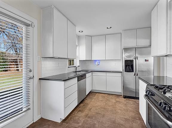 5th image of 4131 Saranac Dr