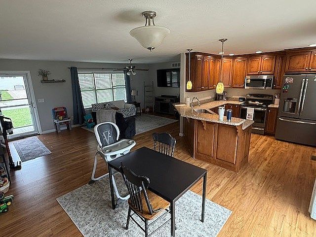 Listing photo 2