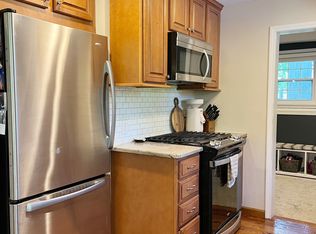 275 Woodland Dr, South Lyon, MI 48178