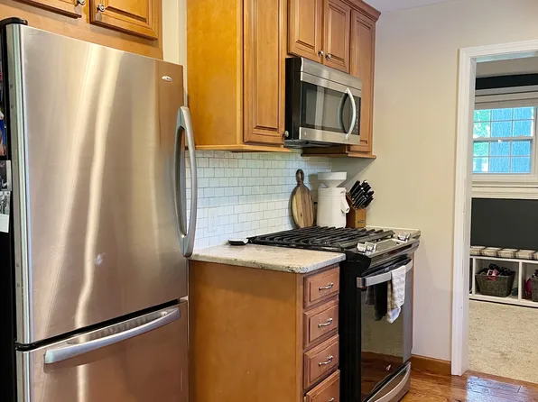 275 Woodland Dr, South Lyon, MI 48178
