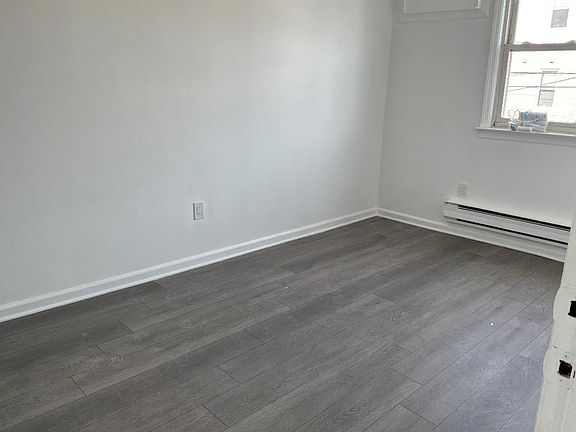 2nd image of 160 E Kinney St #2R