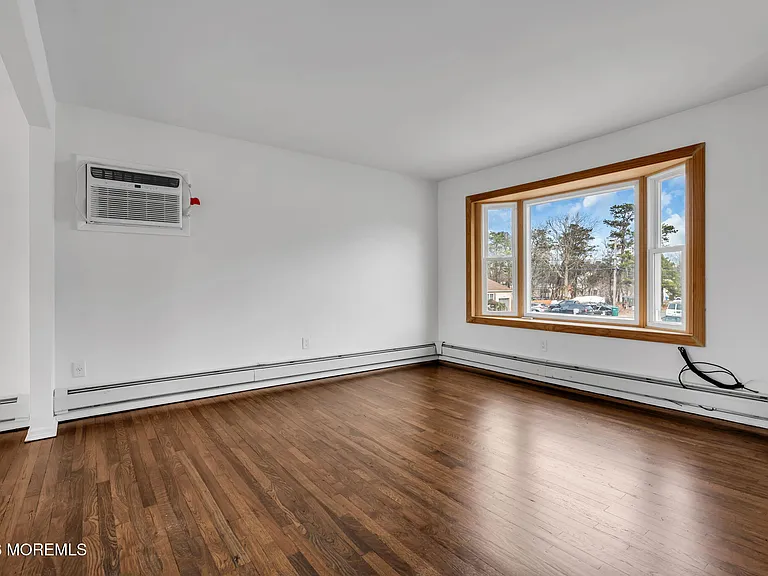 613 Champlain St — Photo 5