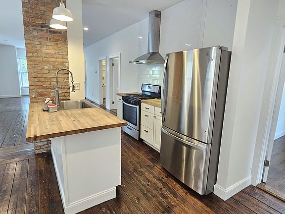 Stainless steel appliances (stove, rangehood, fridge, dishwasher)