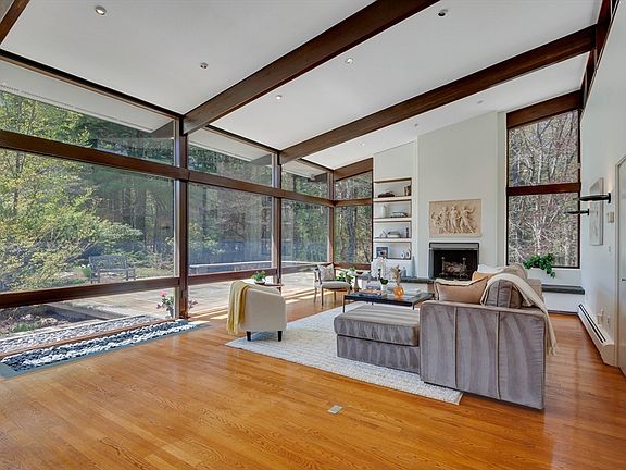 2nd image of 53 Stonehedge Rd