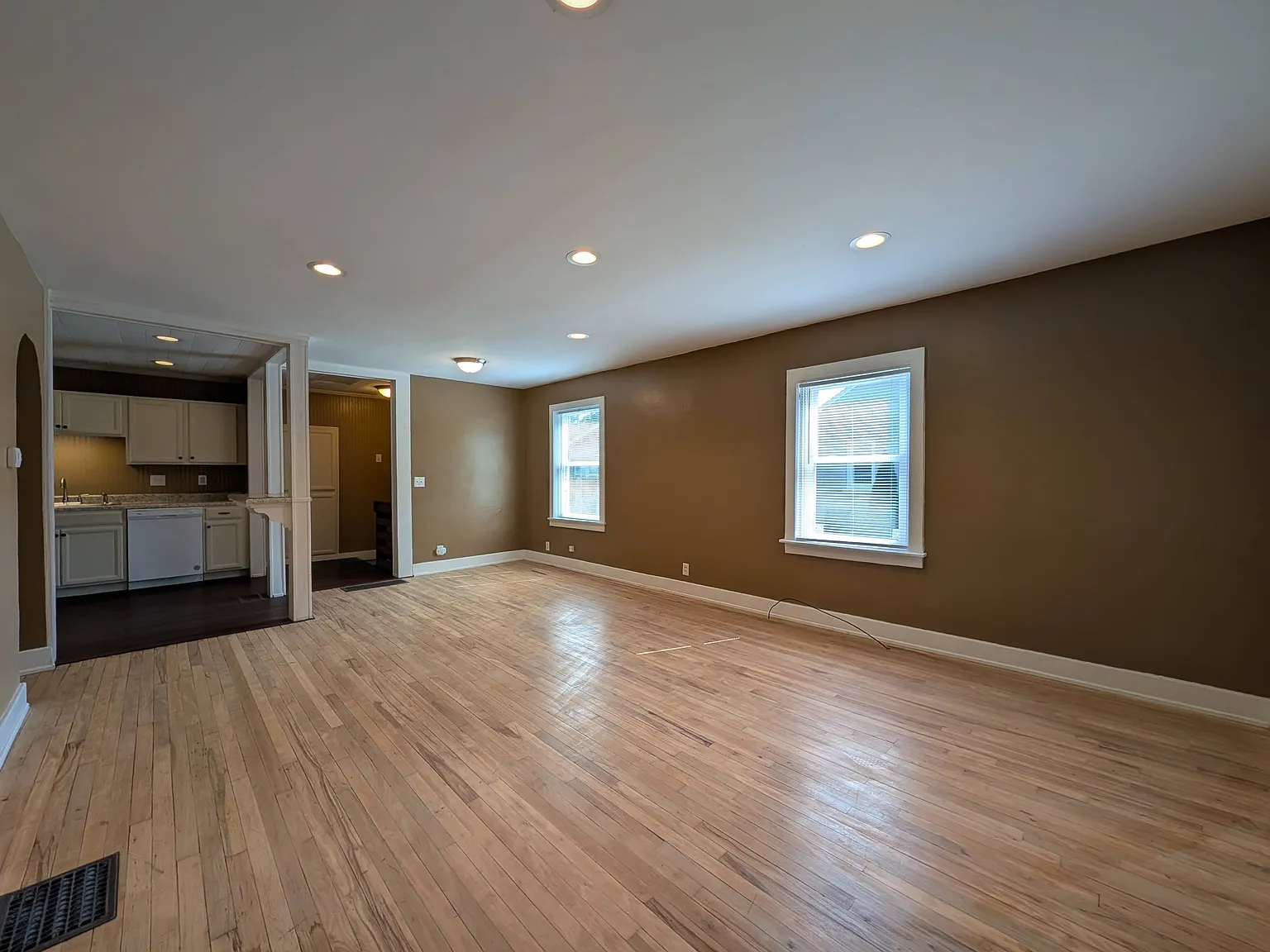 4 bed, $3,980 — Photo 2