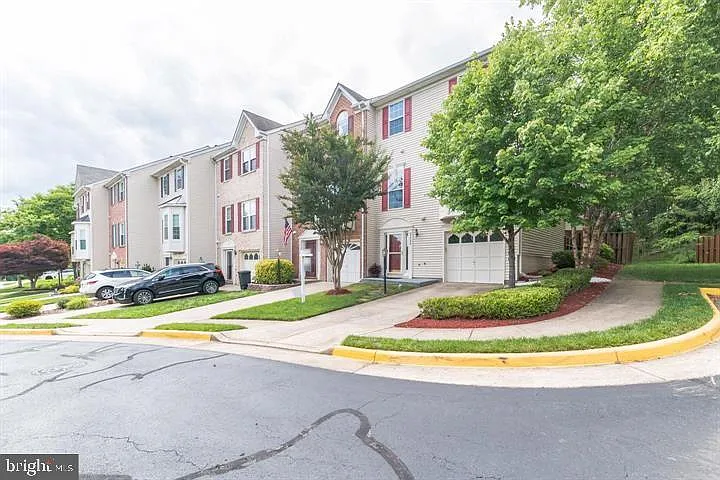 3 bed, 2.5 bath, 1684 sqft, $3,600 — Photo 4