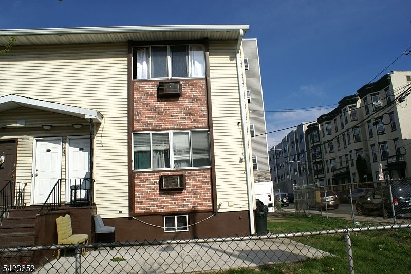 1st image of 233 Straight St #2