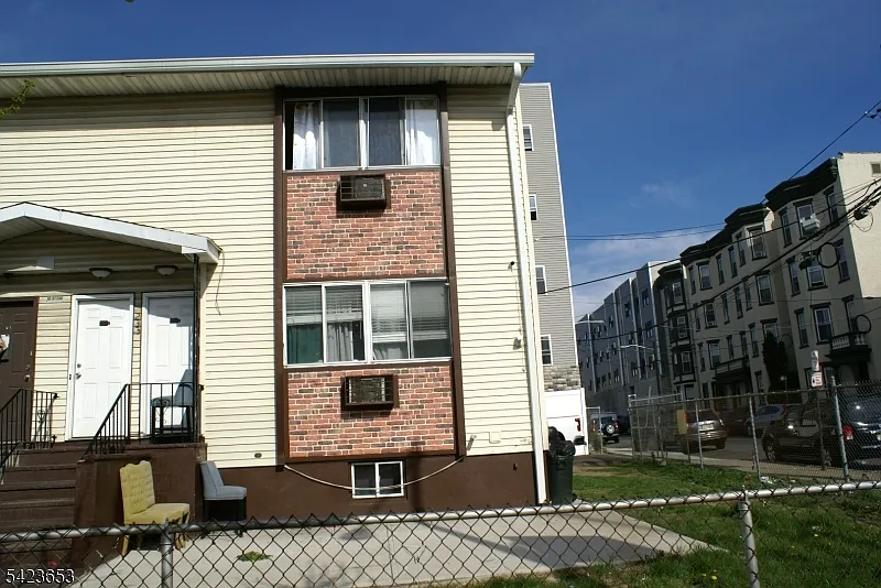 233 Straight St #2 photo 1